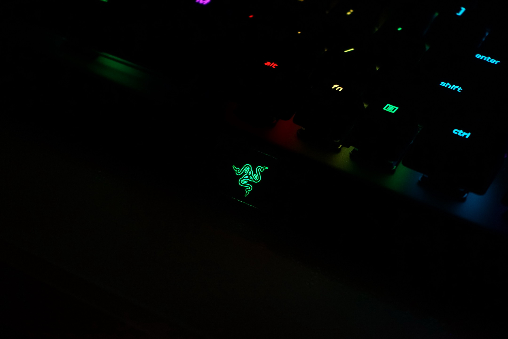 【图】razer 黑寡妇蜘蛛x幻彩版机械键盘_高清观赏 _4